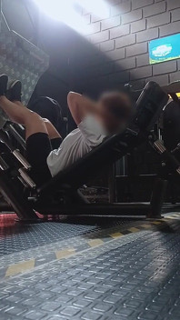 Saya pergi ke gim dan akhirnya melancap di bilik air pepek berbulu saya