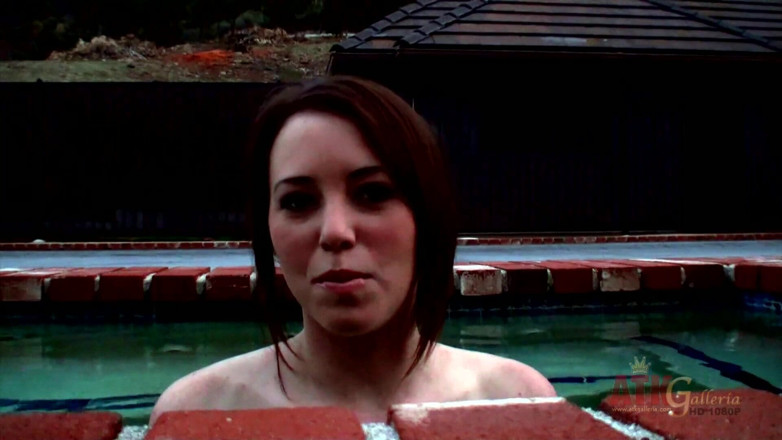ATKIngdom Fans: Ashley Shannon entrevistada na piscina