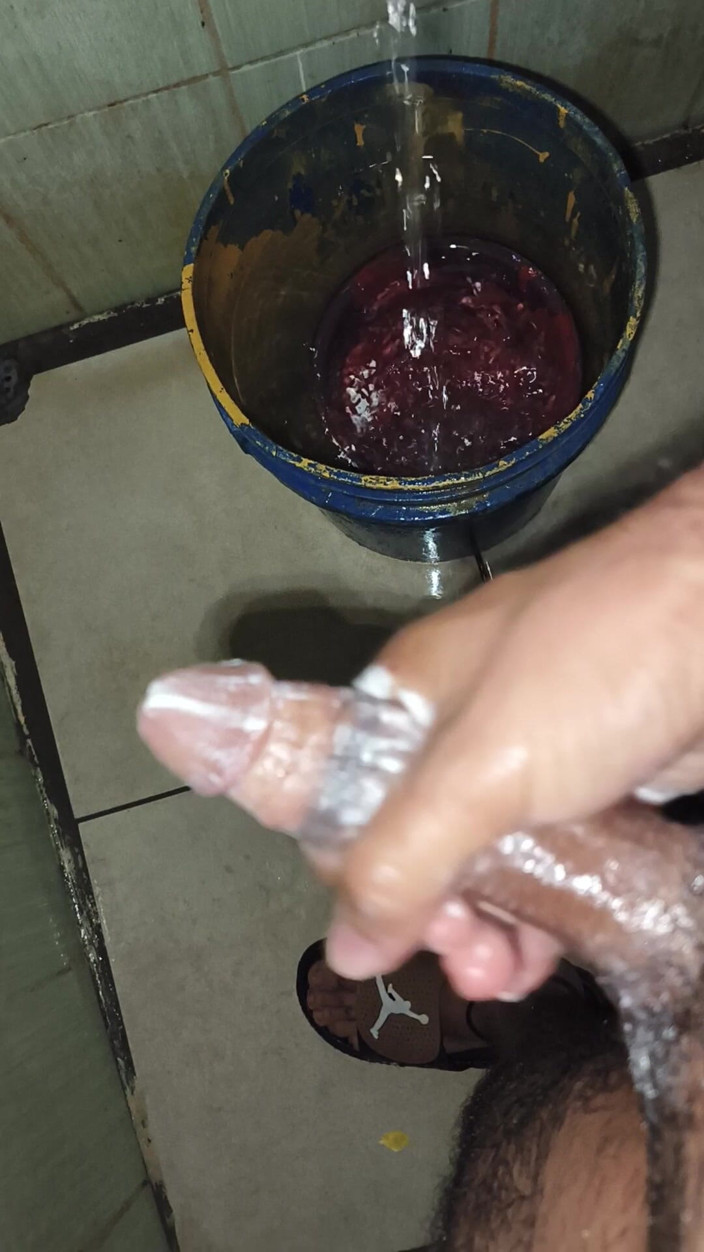 Cute boy jerks off: Pria kurus dengan berbulu lagi asik masturbasi di kamar mandi...
