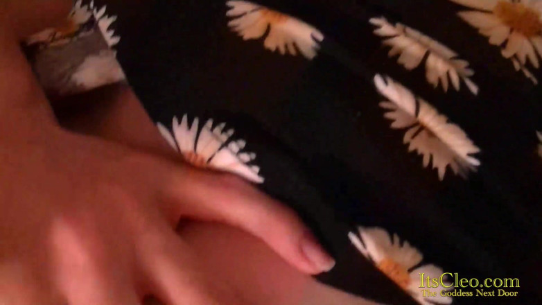 Cleo: Cleo pune un vibrator pe pizda drăguță a lui Annie