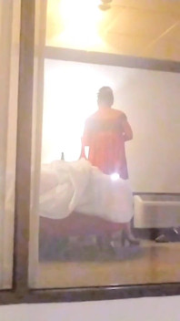Cewek ini kepergok nonton dia lagi pamer tubuh aduhainya di depan jendela hotel!