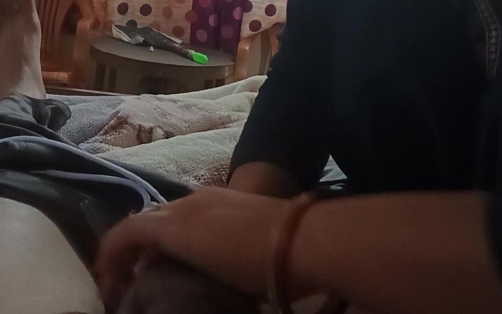Real desi indian sex: Indische desi bhabhi lutscht und gibt ihrem liebhaber handjob und...