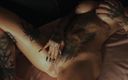 Nastasia ink: Matură cu unghii lungi și pizdă cu piercing se masturbează și se...