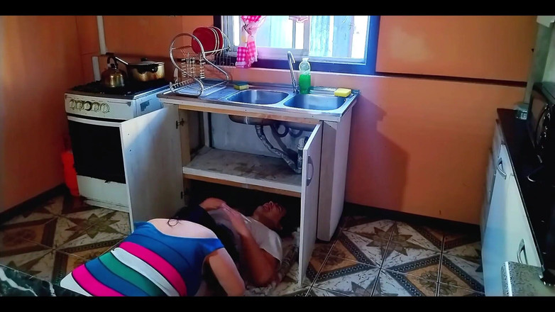 BBW Kelly Mom: 一个饥渴的女人勾引水管工。