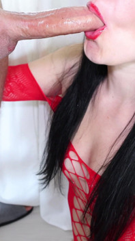 Bruna con labbra rosse ti farà il miglior pompino sciatto