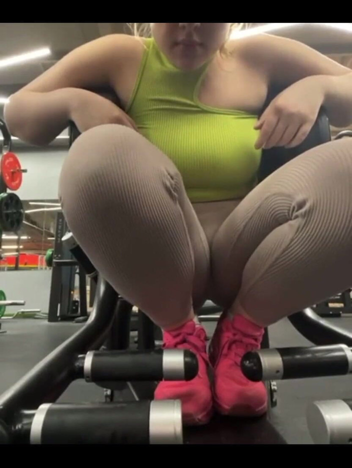 JuiceLussie: 疯狂的健身房在公共场合啪啪