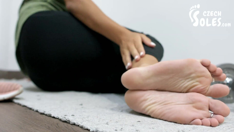 Czech Soles - foot fetish content: Entrenamiento de chica fuerte y sus pequeños pies sexy