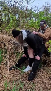 Hete babe gebruikt in de natuur komt hard klaar en wordt bijna betrapt