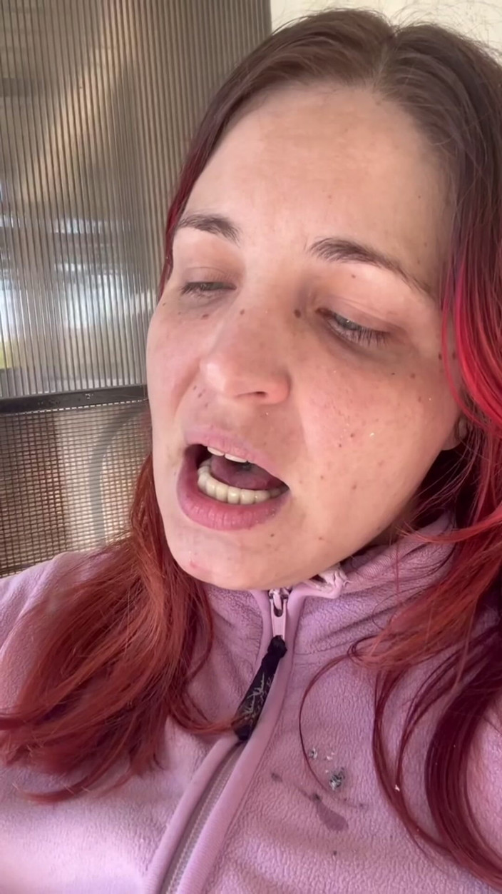 Elena917: Selbst humaner aschenbecher spuckt, aschenbecher, schmutziges gesicht
