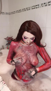 Mad moxxi rimozione di vernice per il corpo disordinato in bagno