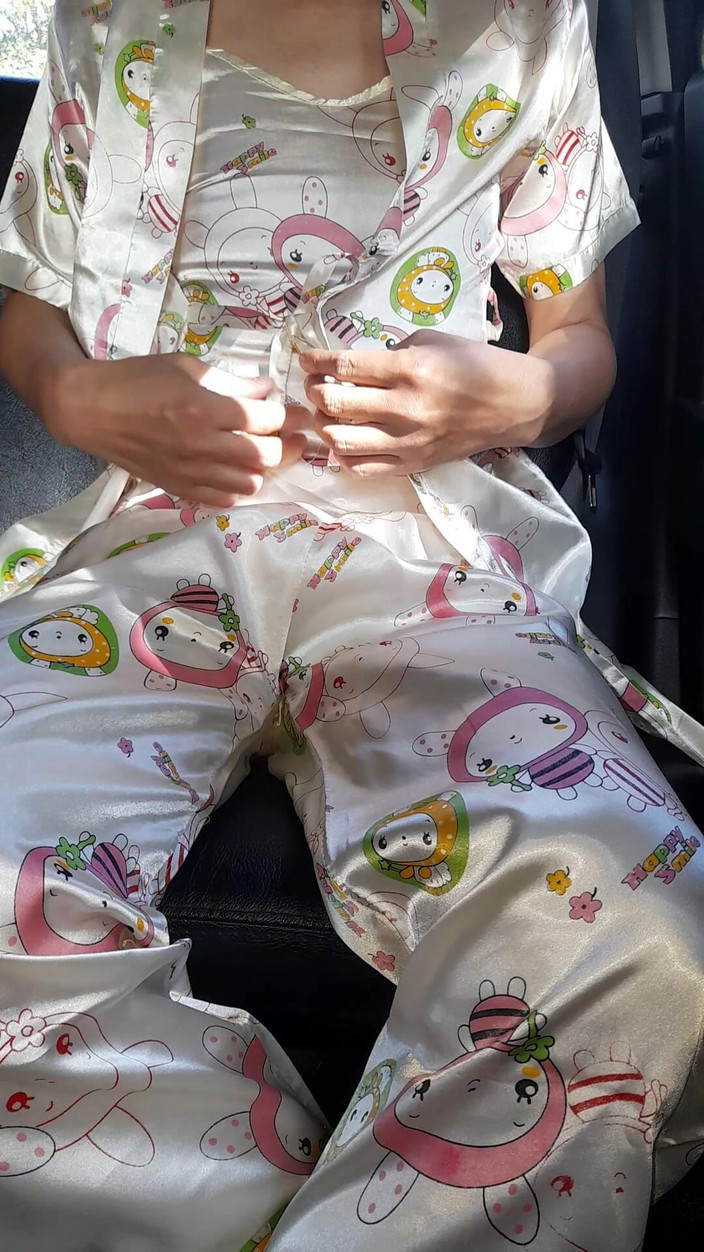 Naomisinka: 穿穿衣服并射在缎面睡衣与和服套装内