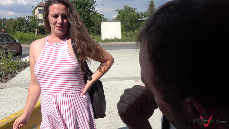 Take Van: Gagica dolofană este hrănită cu spermă proaspătă după sex în dubă