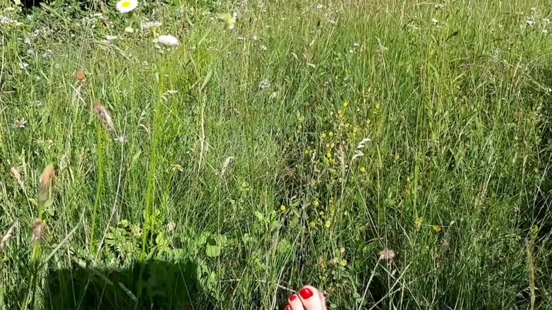 Cuca stream: Venku sexy teenagerka relaxuje