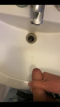 Stayed in a Houseshare for a Night and I Unloaded in the Sink