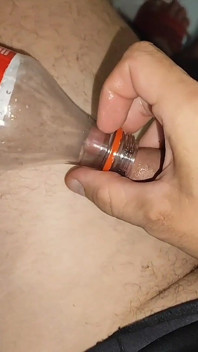 코카콜라 병에 자지를 박는 소년