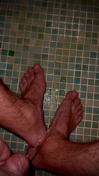 Quelle Urine Chaude! Comme C’est Agréable Et Réchauffant Pour Tes Pieds À Cause De Ça.