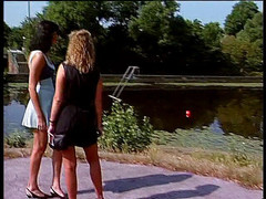 Lucky Cooch: Blondýnka a brunetka na venkovním rozhovoru