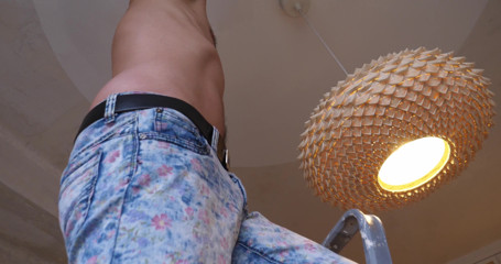 Jerking studs: セクシーな壁の画家は、彼の仕事をしながら裸になります