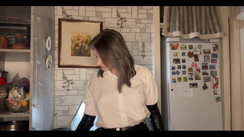 MertyXXX: Rauchen in Handschuhen