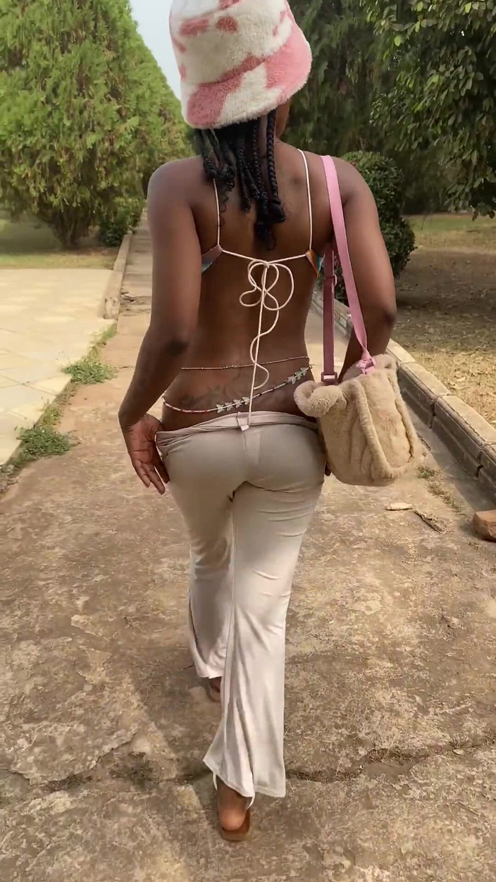 Perfectdime: Вона любить ризиковано на відкритому повітрі