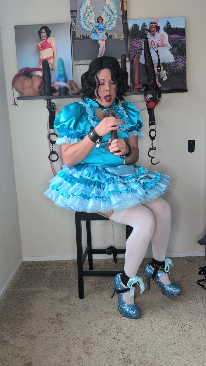 Sissy Candy: Sissy Candy bawi się dildo, część 1