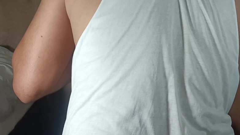MHM: 美丽的德西 bhabi 与年轻的继兄弟发生性关系