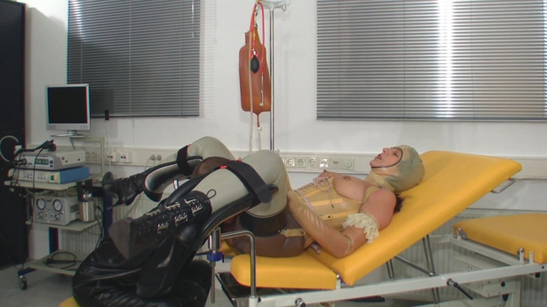 Rubber & Clinic Studio - 1ATOYS: Kinky 2 litre enema in rubber