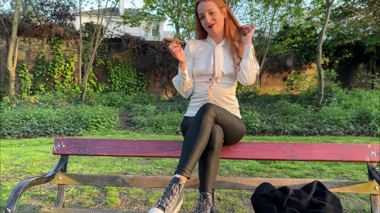 Liz Rainbow: Liz rainbow fuma un sigaro Flor De Oliva all'aperto