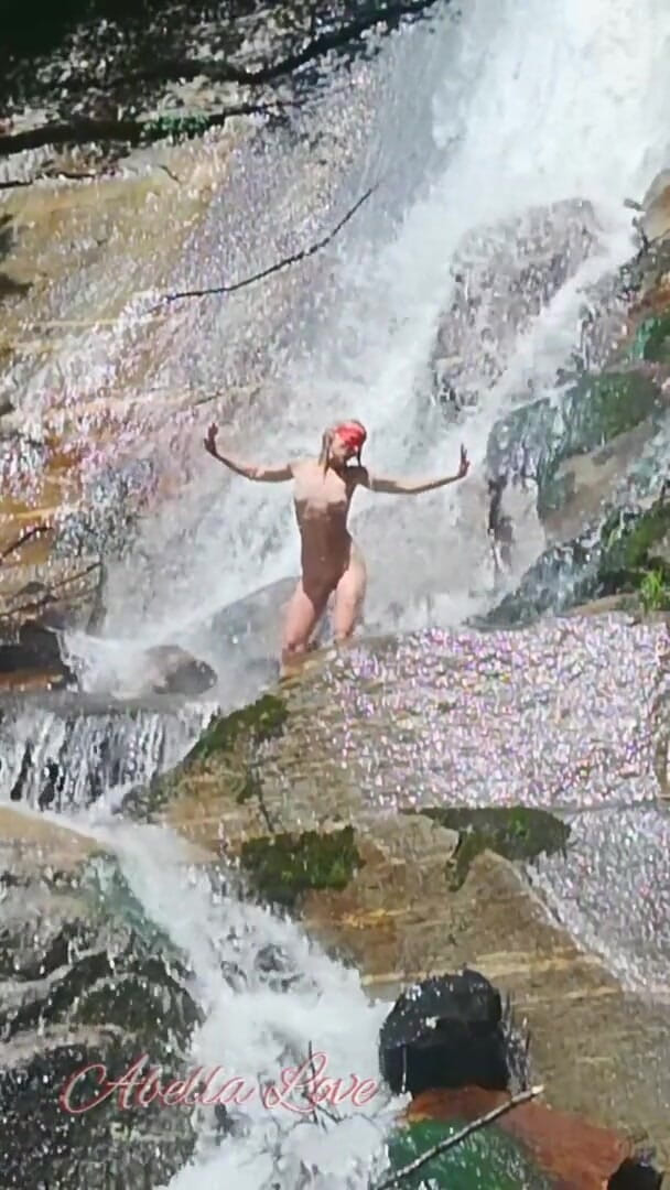 Abella Love: Viendo a una jovencita delgada desnuda duchándose en una cascada