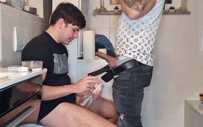 Boyzxy: Plaisir gay dans la salle de bain : 2 et 2 éjaculations à une lampe...