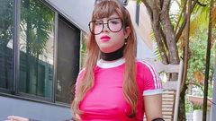 Sissythai: Baculatá Sissy Nerd relaxujte ze svého tvrdého studia na zahradě...