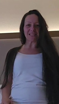 Estás desnuda y vulnerable mientras estoy completamente vestida.