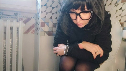 savannahamatoriale: Pee and more with Lavinia