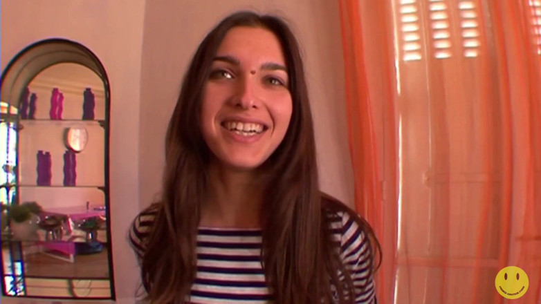 French Amateur Porn: bahut pyari dubli phrench shaukiya ki sophe par chudaee