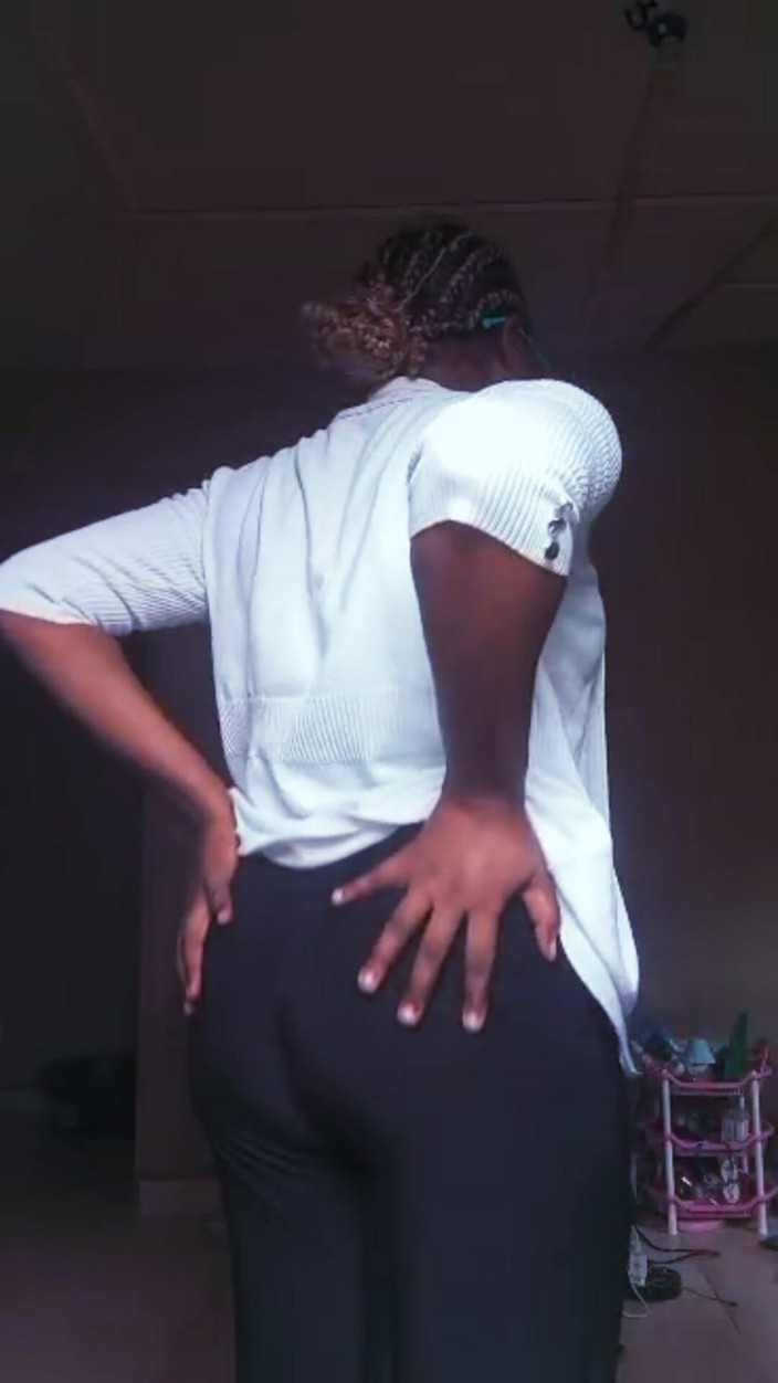 Lovelee: Chica nigeriana chorreando en la transmisión en vivo