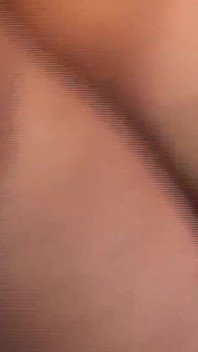 Sydnee Kapri è pronta ad avventare su un attrezzo duro.