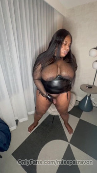 La BBW trans Patra a l’air magnifique dans une robe en latex noir en caressant son gros pénis non circoncis