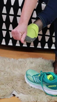 Chaussures de course vertes et bas nylon réels - jeu de chaussures et taquinage de chaussettes