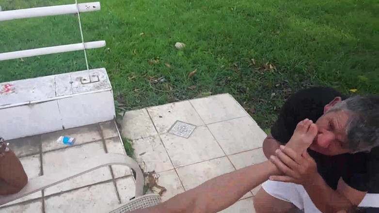 Foot Girls: Pesta jilat kaki di luar ruangan