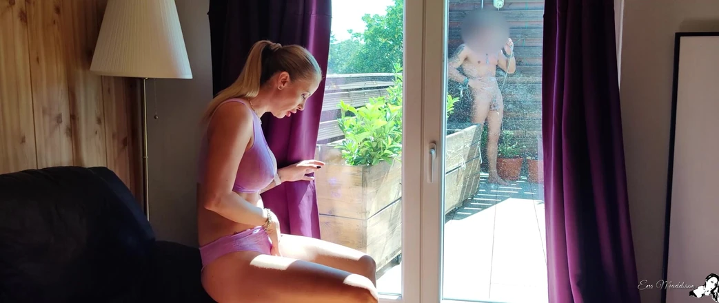 Wet Kelly: Une demi-sœur suce son demi-frère sur la terrasse
