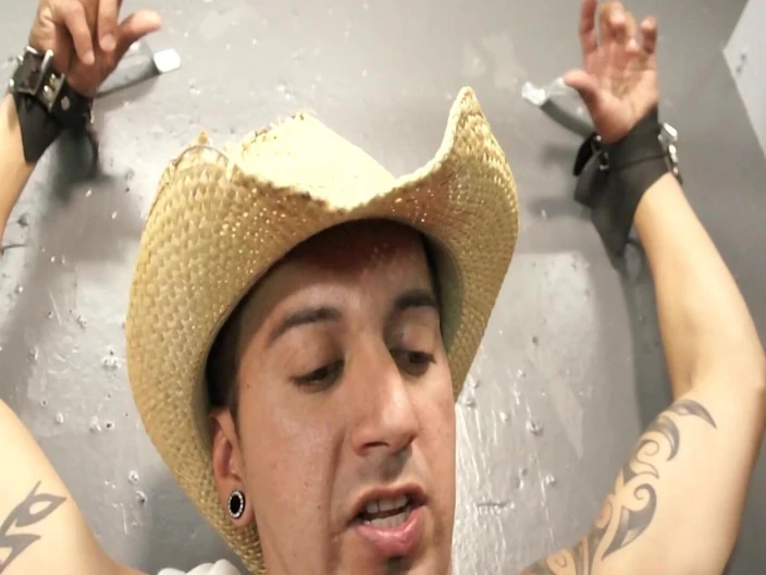 SEXUAL SIN GAY: Осушай мою задницу, сцена - 1_twink сосет член его друга в раздевалке