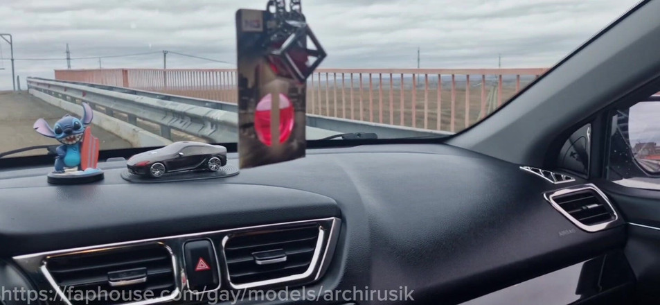 ArchiRusik: 一个陌生人在高速公路上的车里操了我，并用精液覆盖了我！