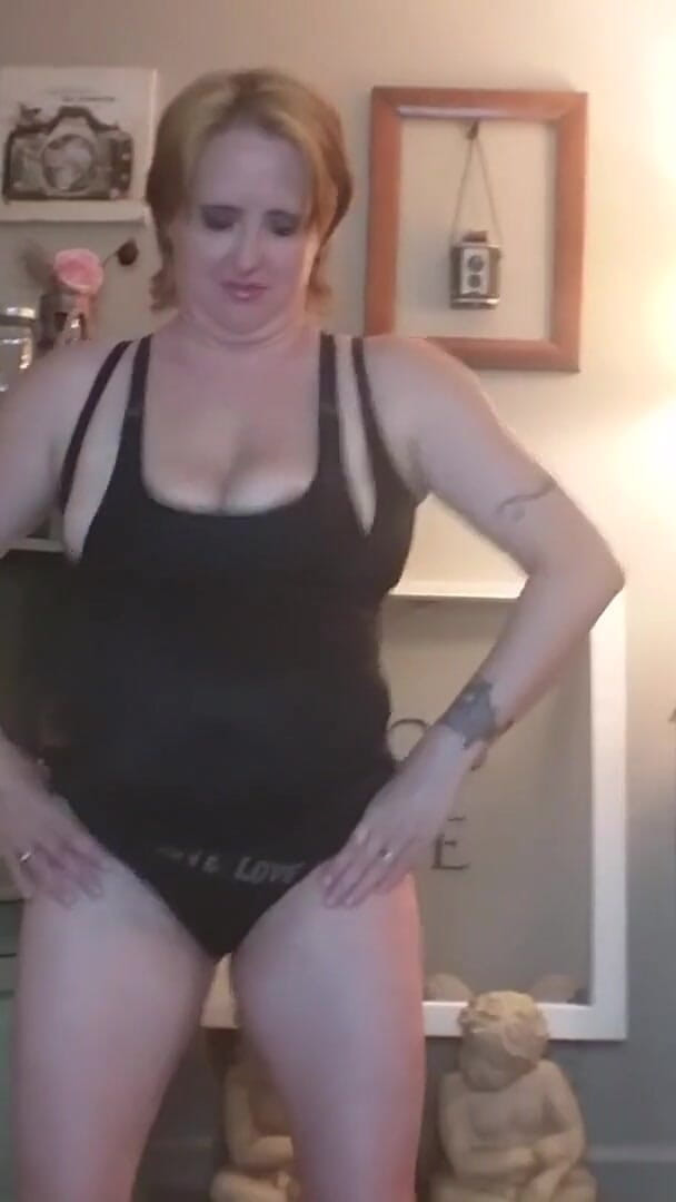 Kennedy Channing: Salto nos peitos do sutiã esportivo leva a tittyfuck