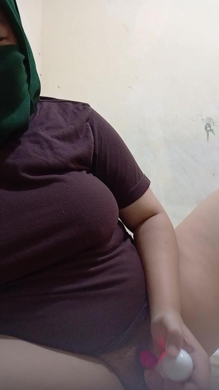 Vaginabig88: Büyük memeli amcık vücutlu genç kadın