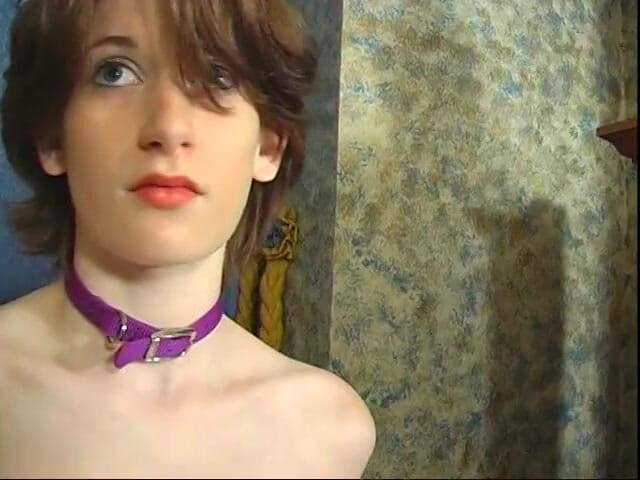 Dark Dungeon Secrets: Une ado sexy collectionne la cire de son maître