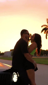 La sexy Sisi Rose se fait baiser à l’arrière d’une Bentley et d’un jet privé