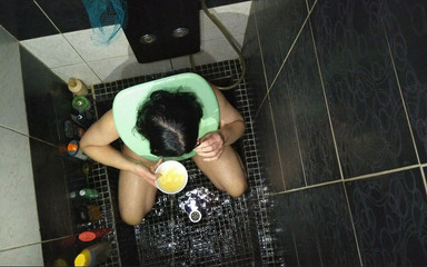 Toilet Mommy: Sexi fru tar enorma sats med piss i ansiktet