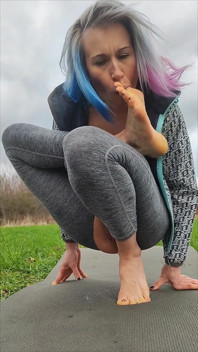 Pieds, legging, gode noir, extérieur, naturel, squirt