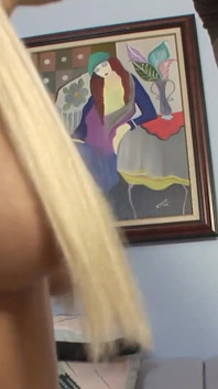 La formosa ragazza bionda viene sbattuta duramente da un grosso cazzo
