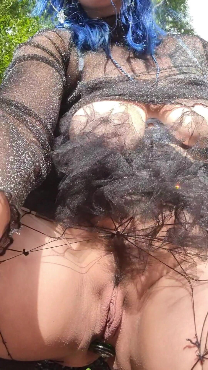 Mania Pigmilk: Gothfee menggosok vaginanya di hutan di luar ruangan